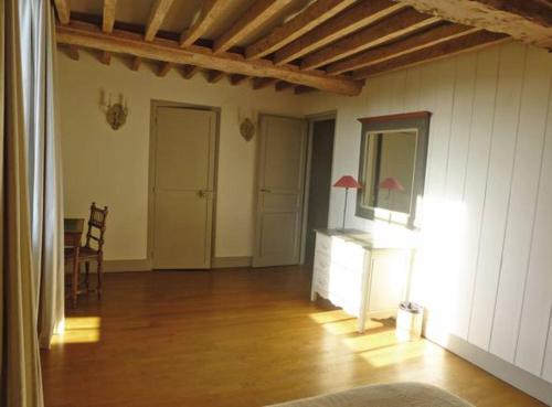 Il comprend un salon doté de parquet et d'une table. dans l'établissement Gite La Londe, à Longueville