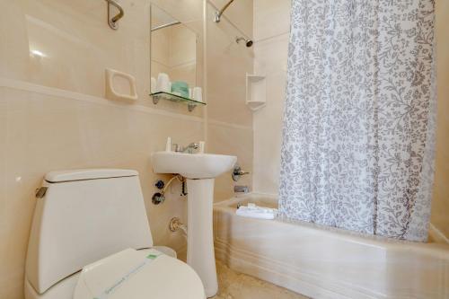 Koupelna v ubytování James Hotel