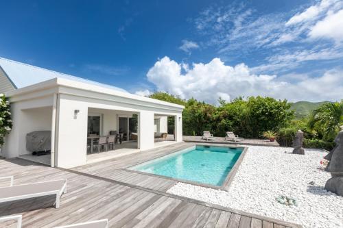 un cortile con piscina e una casa di Villa Moai a Saint Martin
