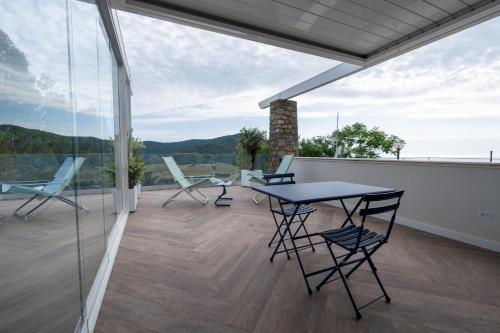 a patio with a table and chairs on a balcony at Blumarea in Agropoli