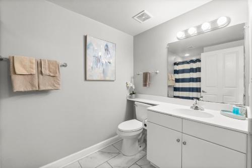 Vannituba majutusasutuses Modern Beachfront Condo on the Beach Sleeps 6! by Dolce Vita Getaways PCB