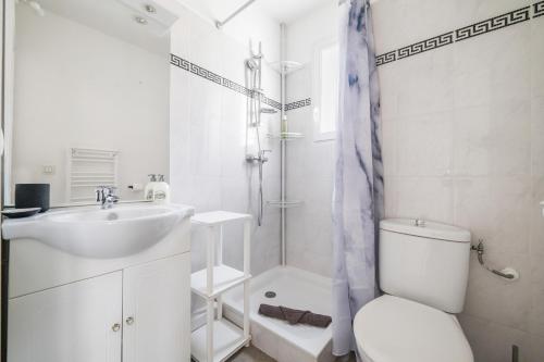une salle de bain blanche avec un lavabo et des toilettes dans l'établissement Studio Athéna, à Nice