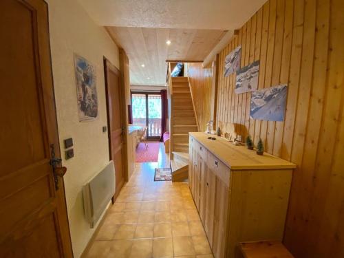 - une cuisine avec des murs en bois et un comptoir dans la chambre dans l'établissement Biches A12 - Multipass inclu, à Châtel