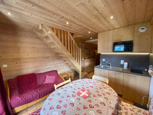 un salon avec une table et un canapé dans l'établissement Biches A12 - Multipass inclu, à Châtel