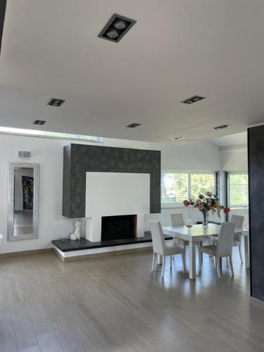 Ruang duduk di Villa al mare con vasca idromassaggio- Artemide Resort