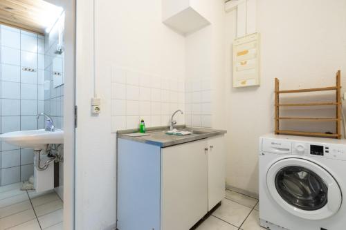 Afbeelding uit fotogalerij van Handwerker Wohnung Raum Mainz mit 4 Schlafzimmer in Wörrstadt