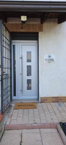 カステルヴェトロ・ディ・モーデナにあるGuest House Home Sweet Homeの看板の扉
