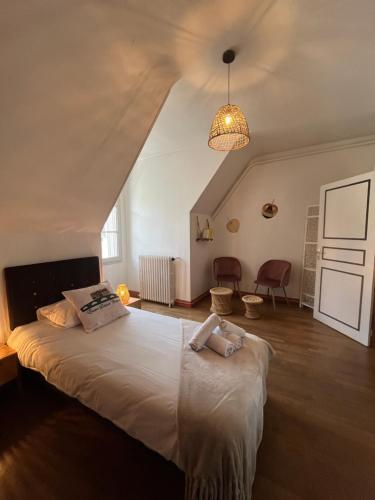 une chambre avec un grand lit blanc dans une pièce dans l'établissement Entre Loire & Château - Vue exceptionnelle à Blois, à Blois