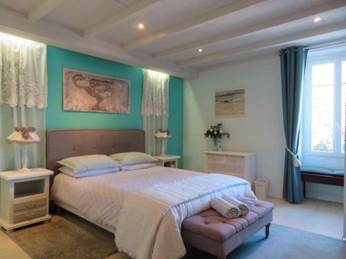 una camera da letto con un letto grande con pareti verdi di La Maison de Riviere a Bourg-Charente