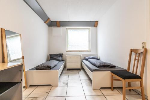 two beds in a small room with a mirror at Handwerker Wohnung Raum Mainz mit 4 Schlafzimmer in Wörrstadt