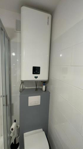 une petite salle de bain avec des toilettes et un réservoir blanc dans l'établissement Appartement Marseille 5ème avec terrasse, à Marseille