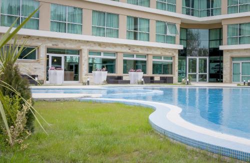 a swimming pool in front of a building at Howard Johnson Neuquen in Neuquén