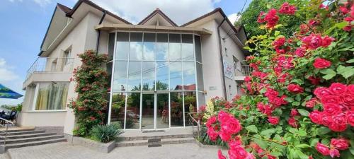 a house with red roses in front of it at Villa Grande in Iaşi