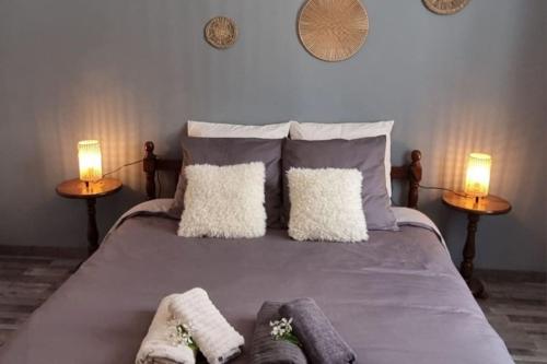 un letto con due lampade e due asciugamani sopra di Le Cocon Asprion a Aspres-lès-Corps