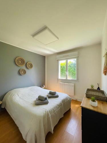 une chambre avec un grand lit et une fenêtre dans l'établissement Charmante petite maison, à Varengeville-sur-Mer