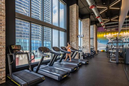 O centro de fitness e/ou as comodidades de fitness de Amazing location in the heart of Miami