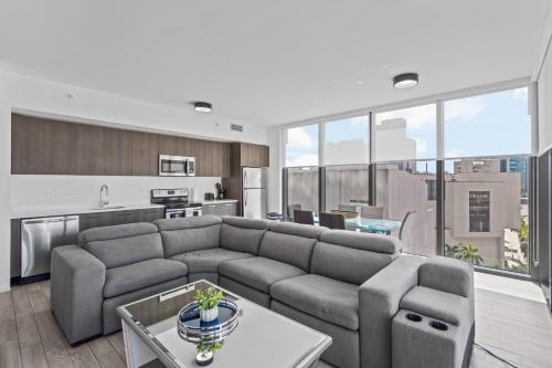 uma sala de estar com um sofá e uma cozinha em Amazing location in the heart of Miami em Miami