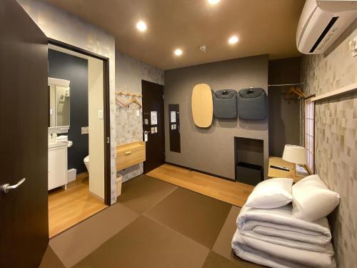 een badkamer met een toilet en een wastafel bij My Home Inn Izumisano in Izumi-Sano