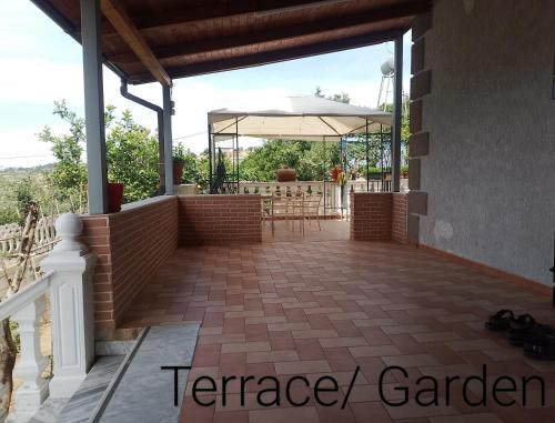 a patio in a house with a table and chairs at Leos Villa in Tragjas