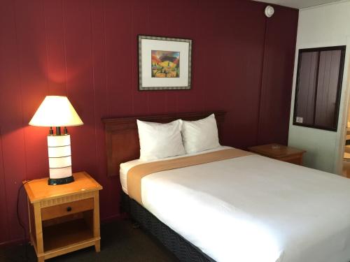 A bed or beds in a room at Holiday Lodge