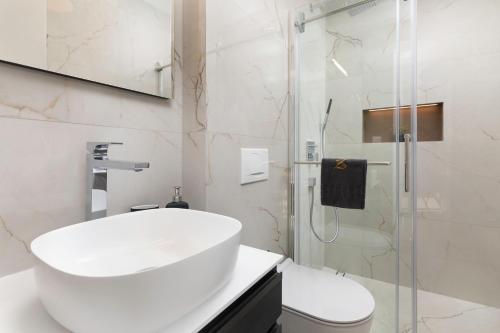 Ένα μπάνιο στο Brand new "Villa Z" by EL-PI TOURS