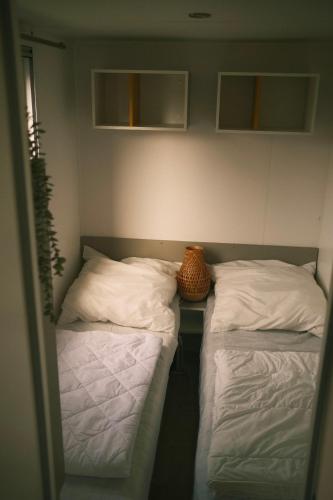 two beds sitting next to each other in a room at Campingplatz Johannisberg in Fehmarn