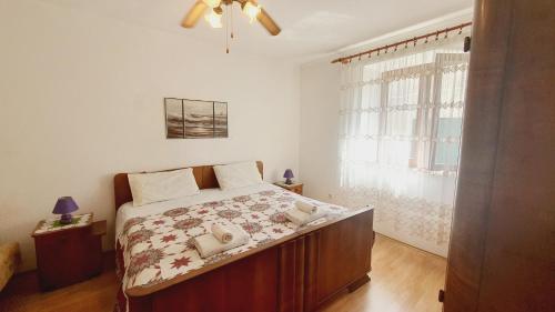 ein Schlafzimmer mit einem Bett und einem Fenster in der Unterkunft Moj Mir in Betina