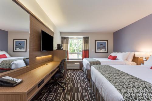 Postel nebo postele na pokoji v ubytování Microtel Inn and Suites by Wyndham Kitimat