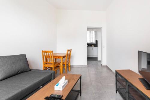 un salon avec un canapé et une table dans l'établissement Appartement lumineux et calme proche de PARIS, à Vitry-sur-Seine
