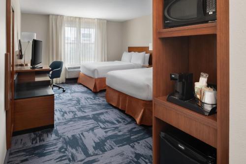 Habitación de hotel con cama y TV en Fairfield Inn & Suites by Marriott Orlando Kissimmee/Celebration, en Orlando