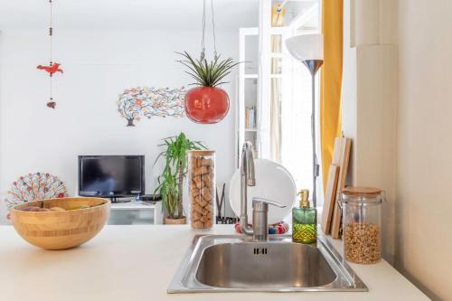 un comptoir de cuisine avec un évier et une fenêtre dans l'établissement Enchanting Paris Apartment, à Paris