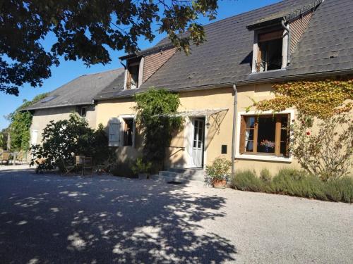 a large yellow house with a driveway at Le Theureau Gîte voor 6 personen in Millay
