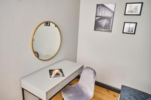 a dressing table with a mirror and a chair at Babichy 29 DOM Apartamenty MANDORIA , Rodzina , Family , Orientarium , PTAK , Parking bezpłatny in Babichy
