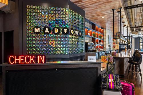 Certificado, premio, señal o documento que está expuesto en Moxy Madison Downtown