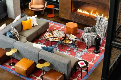 Zona de estar de Moxy Madison Downtown