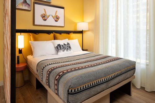 Cama o camas de una habitación en Moxy Madison Downtown