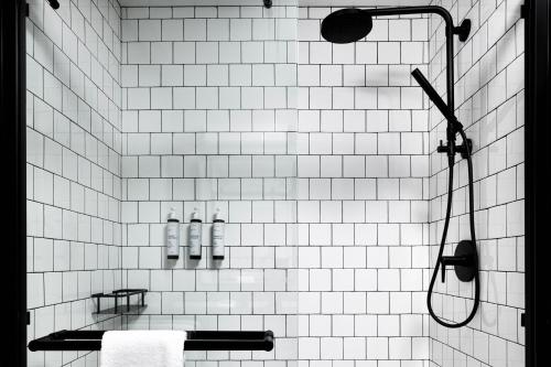 Un baño de Moxy Madison Downtown