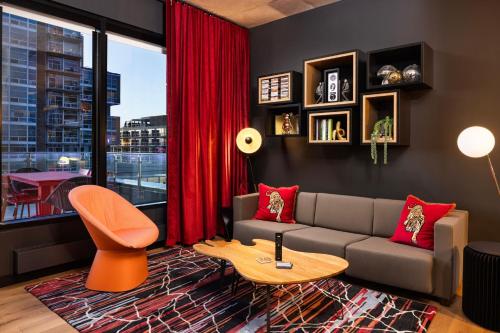 Zona de estar de Moxy Madison Downtown