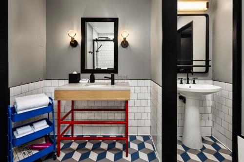 Un baño de Moxy Madison Downtown