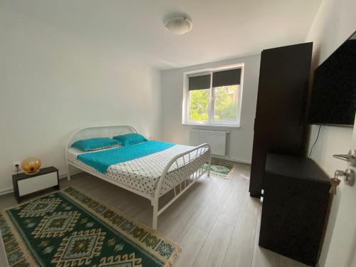 a bedroom with a bed and a window at M&M apartment in Tulcea