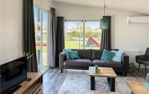 ScherpenisseにあるVakantiepark De Zeeuwse Parelのソファとテーブルのあるリビングルーム