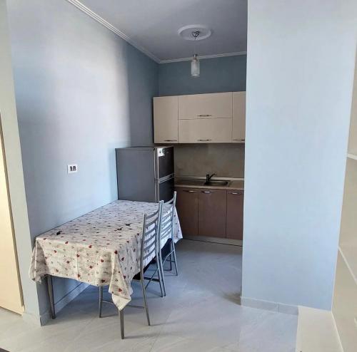 eine Küche mit Tisch, Stühlen und Kühlschrank in der Unterkunft Apartament M&L in Golem