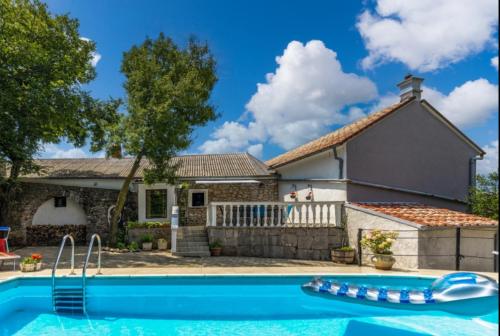 Bazén v ubytování Amazing,full privacy holiday home with swimming pool l & hot tub nebo v jeho okolí