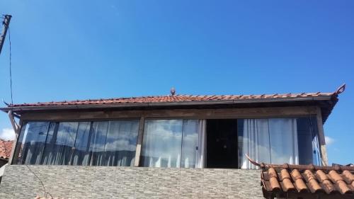 Το κτήριο όπου στεγάζεται  το δωμάτιο σε οικογενειακή κατοικία