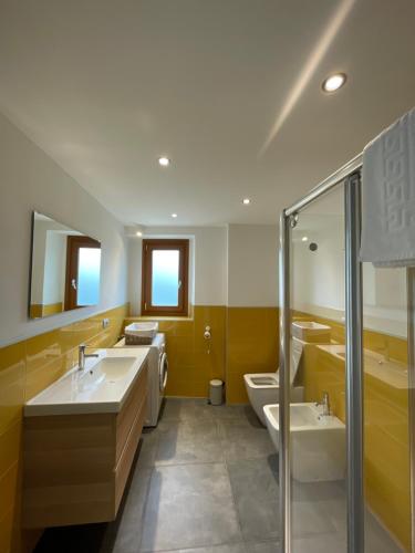 a bathroom with two sinks and two toilets at Ca’ Süler in Crevoladossola