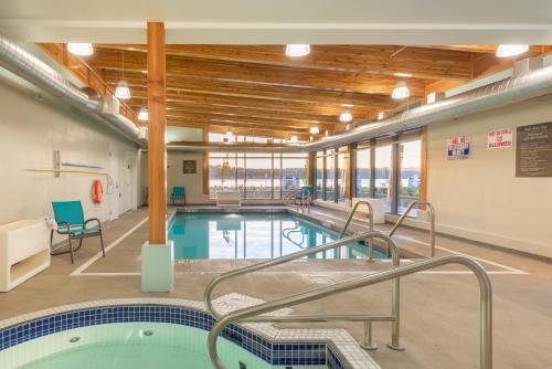 a swimming pool in a building with a swimming pooliterator at Comfort Inn & Suites in Campbell River