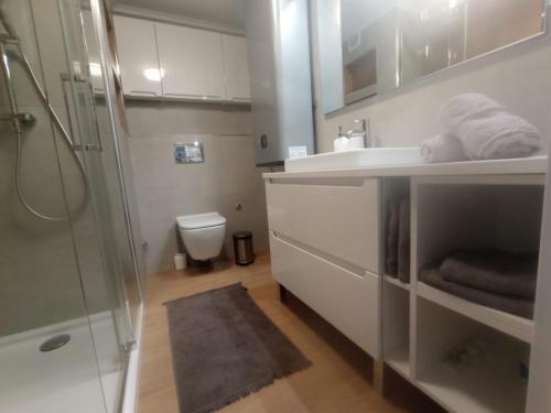 une salle de bain avec douche, lavabo et toilettes dans l'établissement Cullera Buena Vista Social Club con piscina y vistas al mar Solo Familias!, à Cullera