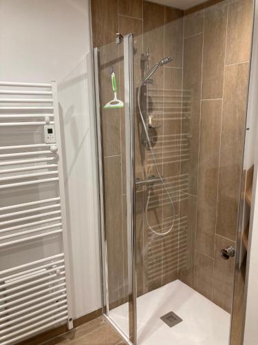 une salle de bain avec une douche avec une porte vitrée dans l'établissement Au Graé - Maison à louer à Laruns Béarn, à Laruns