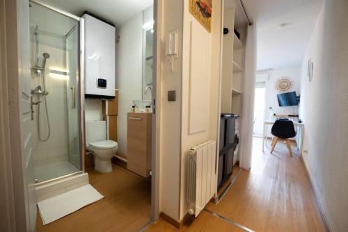 une salle de bain avec une douche, des toilettes et un lavabo dans l'établissement Cocon Urbain - Près de la Gare, à Nice