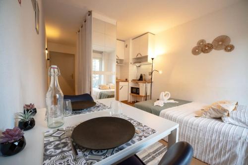 un petit salon avec une table et un canapé dans l'établissement Cocon Urbain - Près de la Gare, à Nice